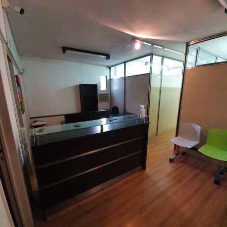 Amplio Dpto. con Recepcion ,6 oficinas, cocina y 3 baños