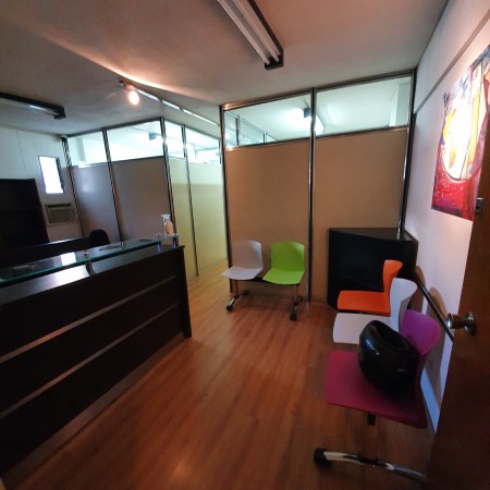 Amplio Dpto. con Recepcion ,6 oficinas, cocina y 3 baños