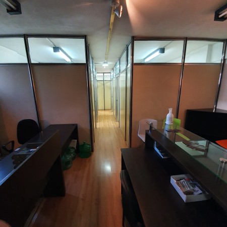 Amplio Dpto. con Recepcion ,6 oficinas, cocina y 3 baños