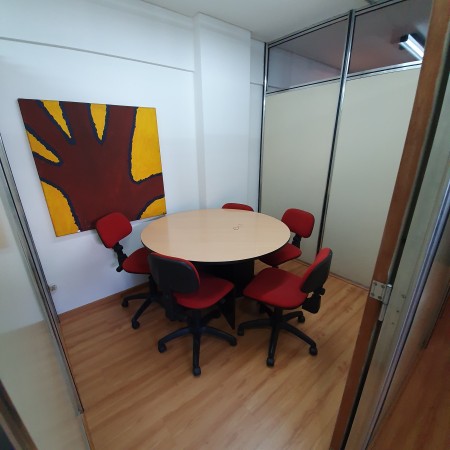 Amplio Dpto. con Recepcion ,6 oficinas, cocina y 3 baños