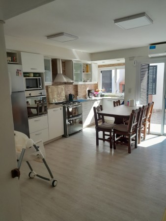 Excelente Duplex Reciclado con 3 dormitorios y Cochera Cubierta