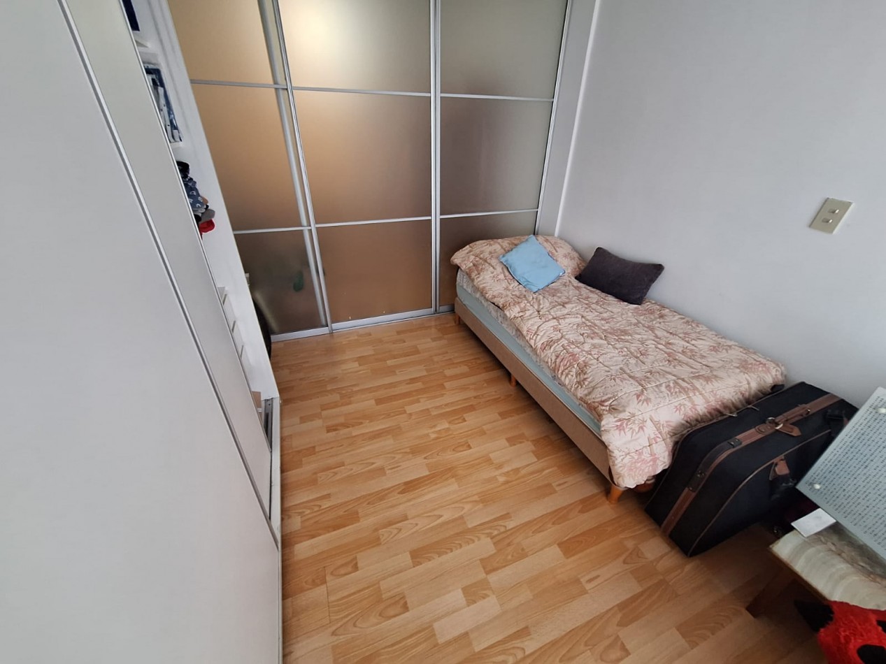 Amplio monoambiente dividido con balcon, muy luminoso. Cocina y baño completo