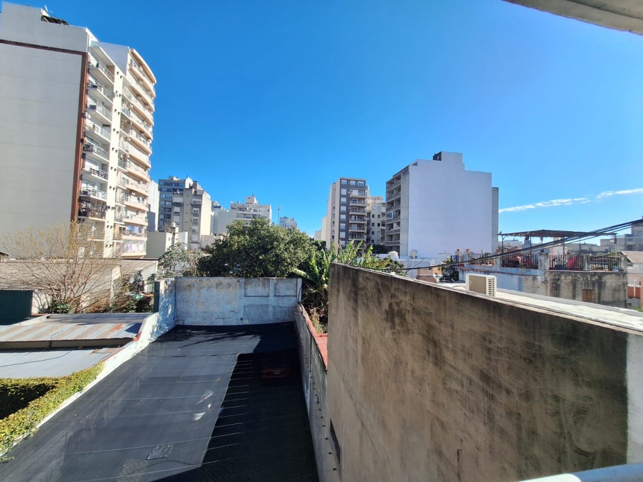 Amplio monoambiente dividido con balcon, muy luminoso. Cocina y baño completo