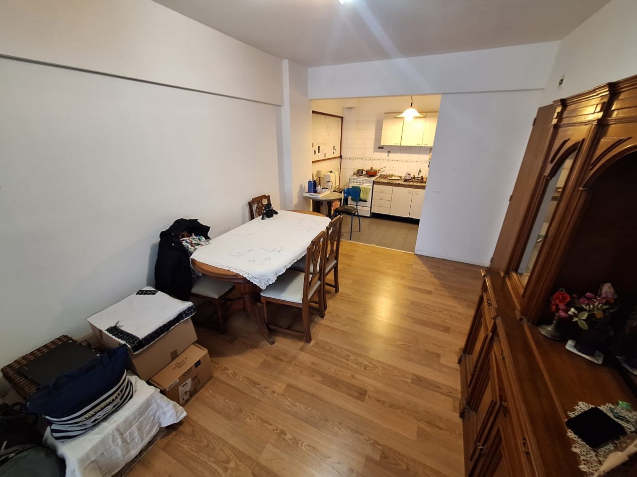 Amplio monoambiente dividido con balcon, muy luminoso. Cocina y baño completo