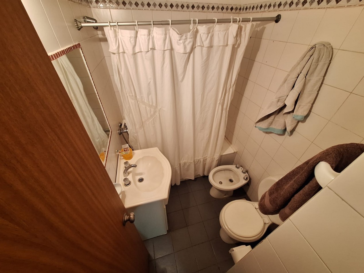 Amplio monoambiente dividido con balcon, muy luminoso. Cocina y baño completo
